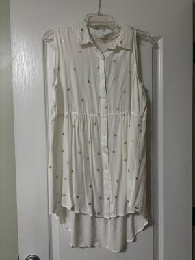Solitaire White Sleeveless Button-Front Blouse with Gold Bees Embroidered.